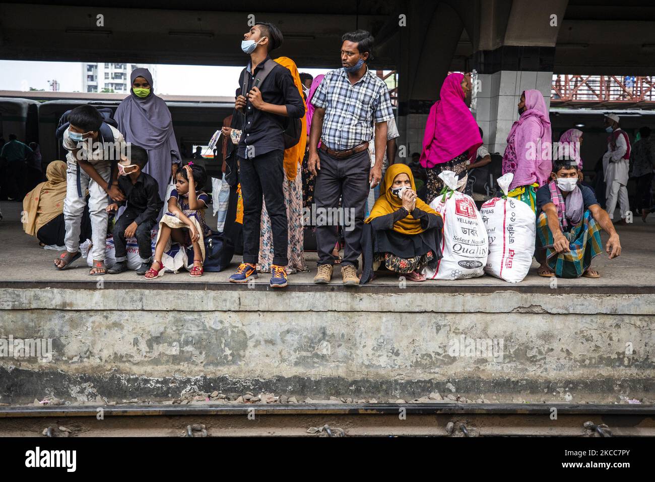 I cittadini aspettano di salire a bordo di un treno per tornare alle loro case alla stazione ferroviaria di Kamlapur a Dhaka il 4 aprile 2021, in seguito all'annuncio di sette giorni di blocco a livello nazionale dal 5 aprile come misura preventiva contro il coronavirus Covid-19. (Foto di Ahmed Salahuddin/NurPhoto) Foto Stock