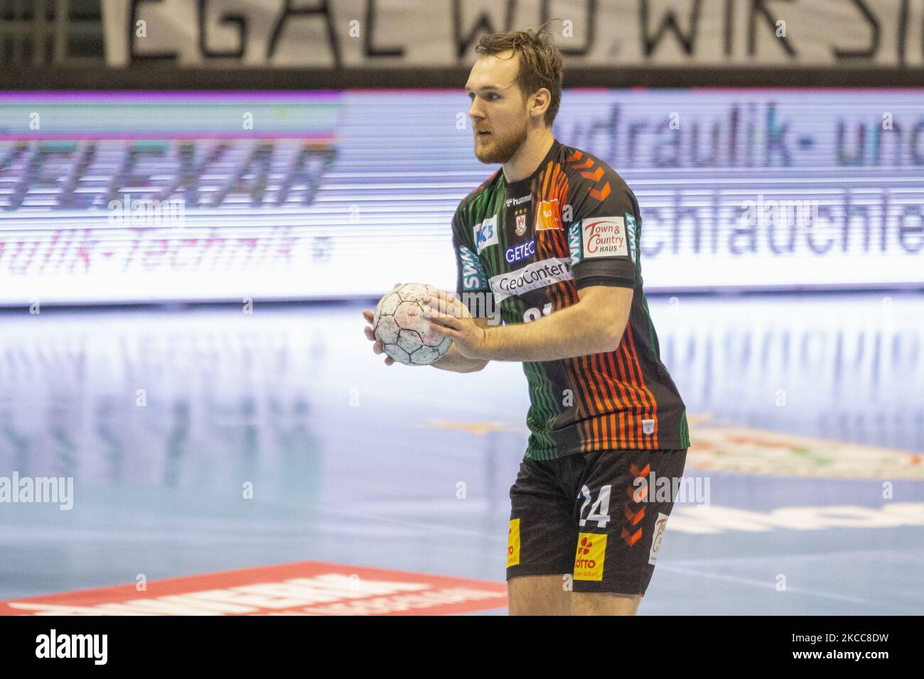 Christian o'Sullivan di Magdeburgo controlla la palla durante la partita LIQUI MOLY Handball-Bundesliga tra SC Magdeburg e SG Flensburg-Handewitt alla GETEC-Arena il 04 aprile 2021 a Magdeburgo, Germania. (Foto di Peter Niedung/NurPhoto) Foto Stock