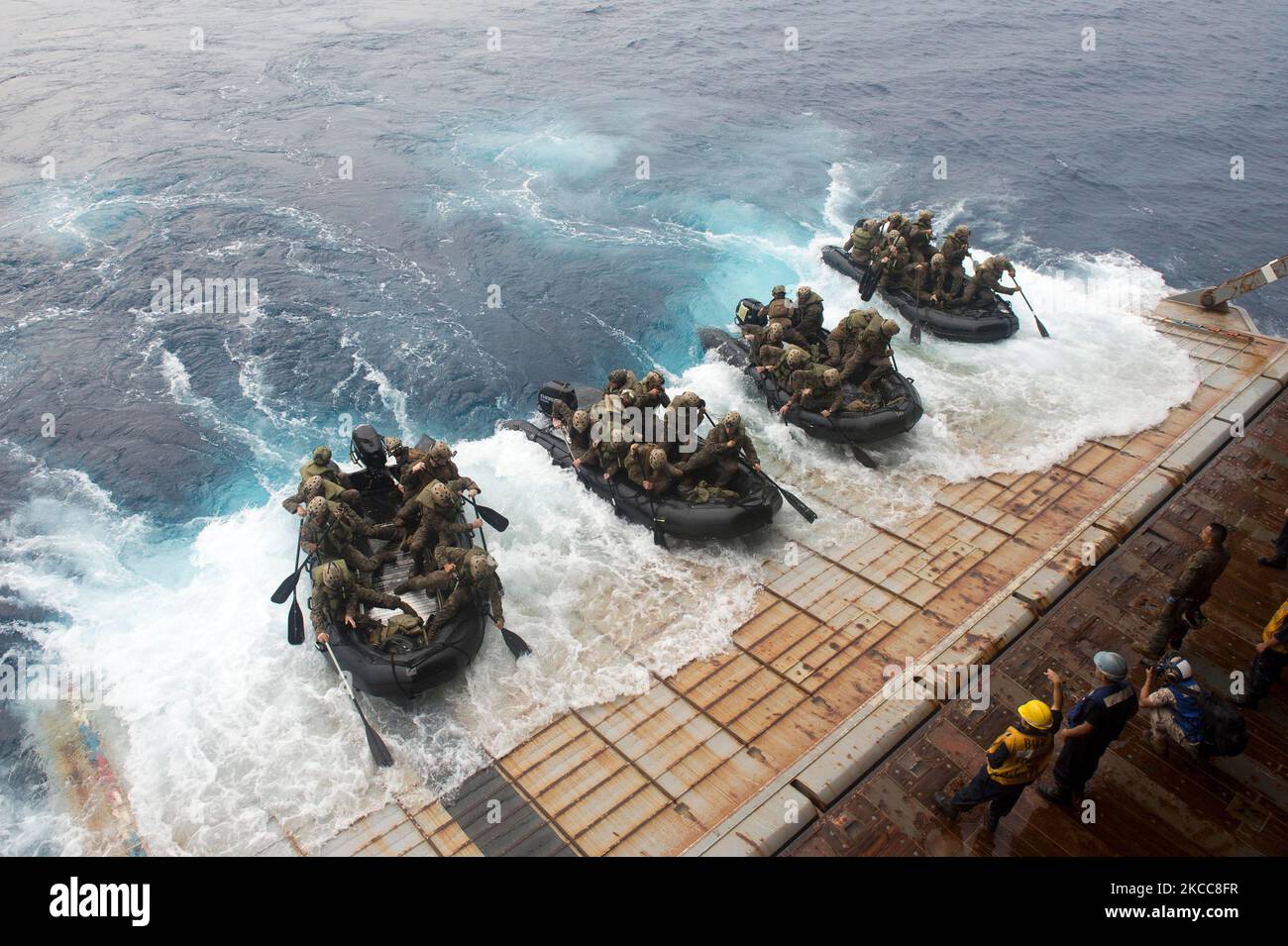 I Marines partono dal ponte dei pozzi della nave di sbarco anfibia USS Germantown. Foto Stock
