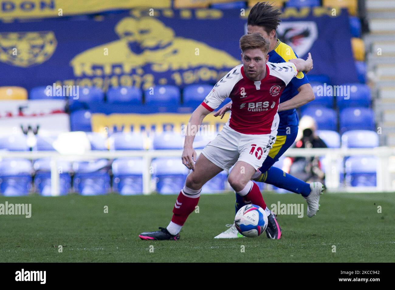 Callum Camps di Fleetwood Town controlla la palla durante la partita della Sky Bet League 1 tra AFC Wimbledon e Fleetwood Town a Plough Lane, Wimbledon, Londra, Regno Unito il 5th aprile 2021. (Foto di Federico Maranesi/MI News/NurPhoto) Foto Stock