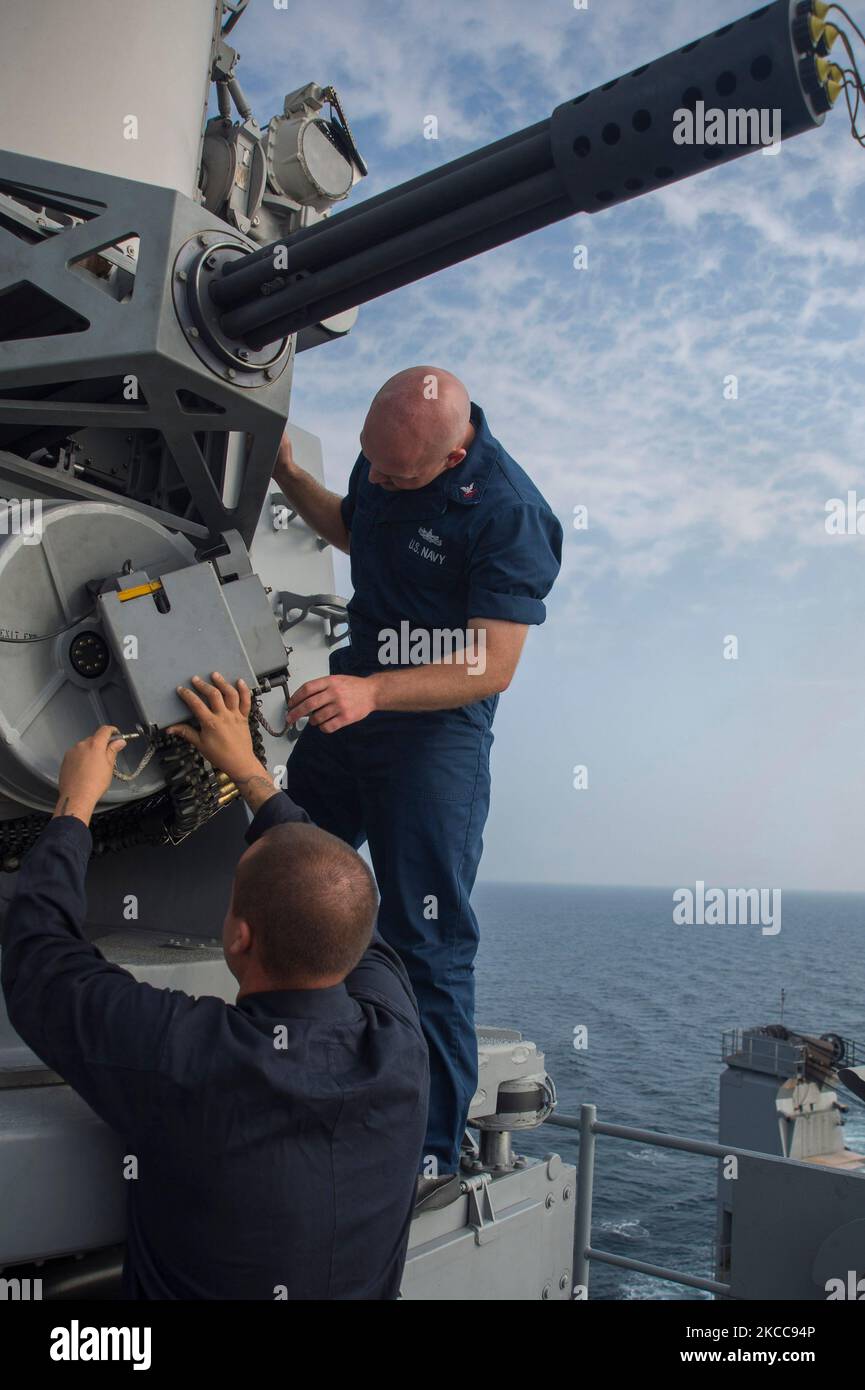 I vigili del fuoco caricano il sistema di armi Close-in a bordo della USS Germantown. Foto Stock