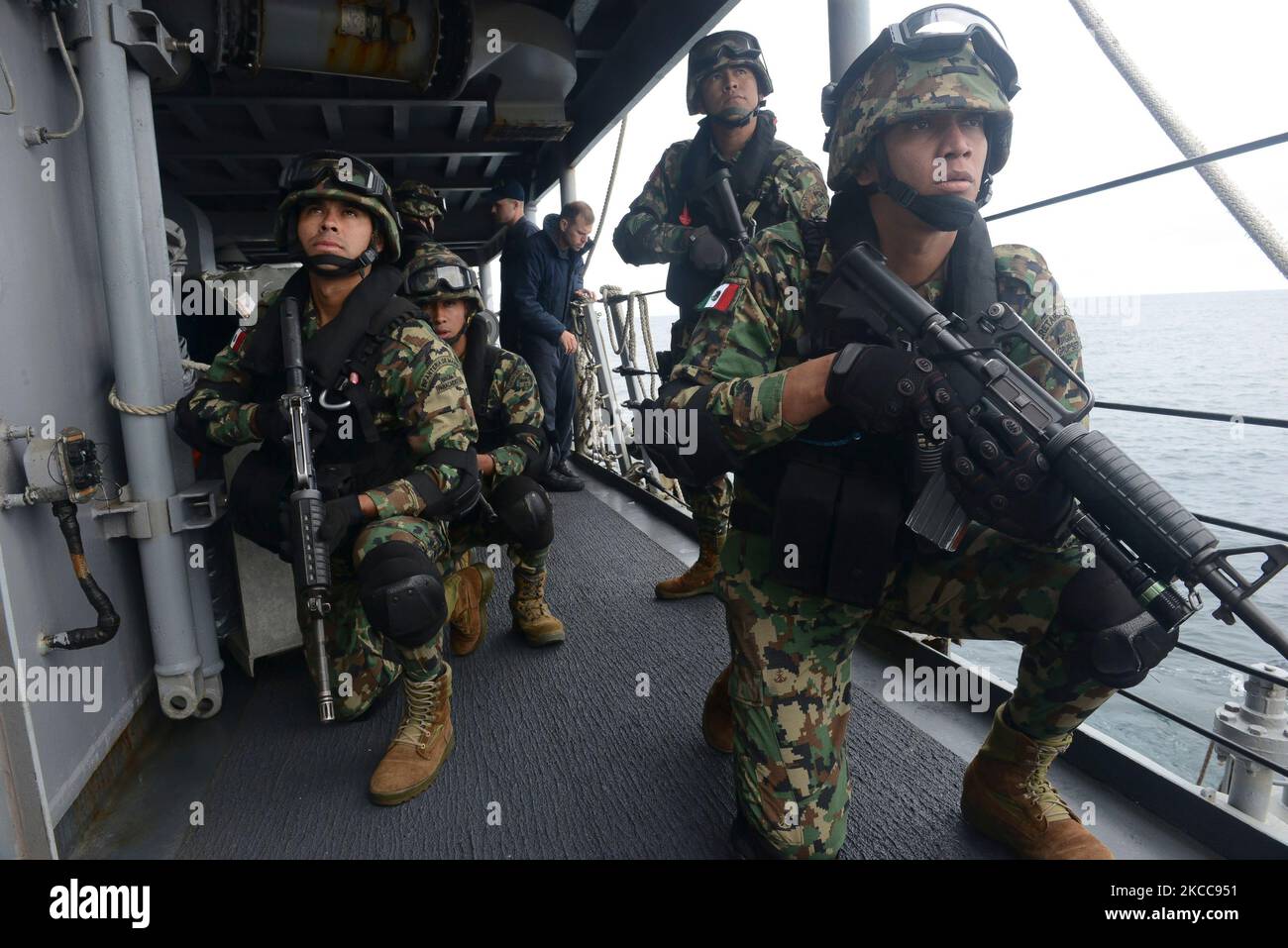 I marinai messicani conducono un'esercitazione di addestramento di ricerca di bordo di chiamata e di sequestro. Foto Stock