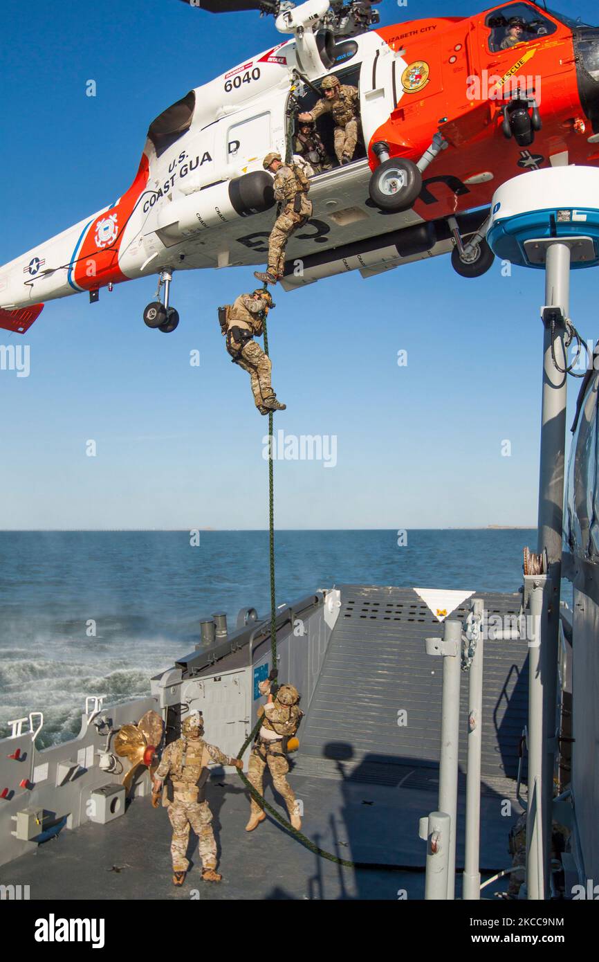 U.S. Coast Guard Maritime Security Response Team corda veloce da un elicottero MH-60T Jay Hawk. Foto Stock