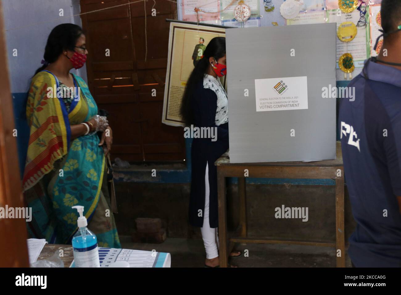 Votanti un seggio elettorale per votare durante le elezioni legislative dello Stato, a Haripal, distretto di Hooghly, a circa 50 km da Kolkata, India, il 6 aprile 2021. (Foto di Debajyoti Chakraborty/NurPhoto) Foto Stock