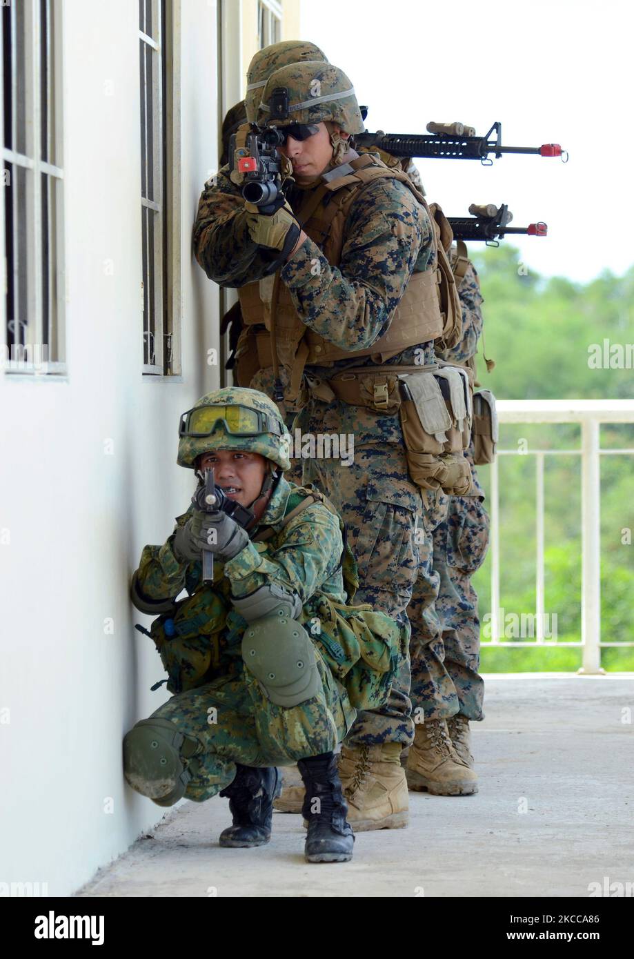 I Marines degli Stati Uniti e le forze terrestri del Brunei reale conducono le operazioni militari. Foto Stock