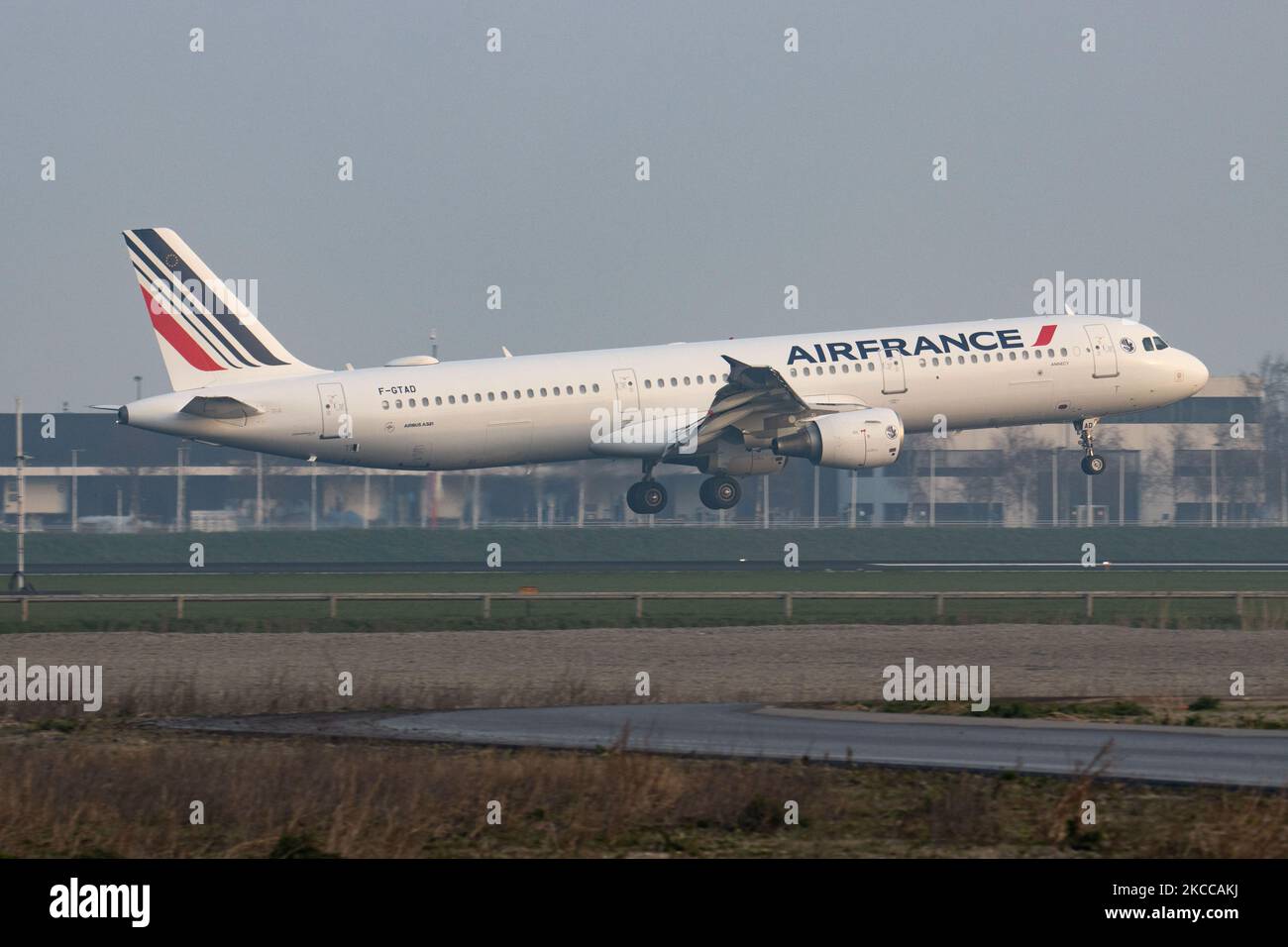 Air France Airbus A321 come visto volare in avvicinamento finale per atterrare ad Amsterdam Schiphol Aeroporto AMS EHAM durante una mattina tempo nebbiosa. L'aereo A321-200 ha la registrazione F-GTAD ed è alimentato da 2x motori a reazione CFMI. Air France AIRFRANCE AFR è il vettore di bandiera della Francia, una controllata del gruppo Air France-KLM membro del gruppo di alleanza aerea SkyTeam con il principale hub dell'aeroporto Charles de Gaulle. Secondo i media locali e internazionali nell'aprile 2021, il governo francese inietterà fino a 4 miliardi di euro alla compagnia aerea, con lo stato francese che diventa il più grande sheholol Foto Stock