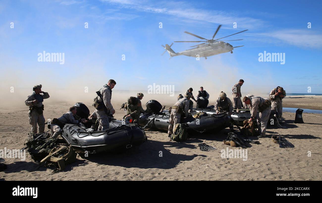 I Marines degli Stati Uniti preparano i mestieri di RAID della gomma da combattimento per le operazioni di Helocast. Foto Stock