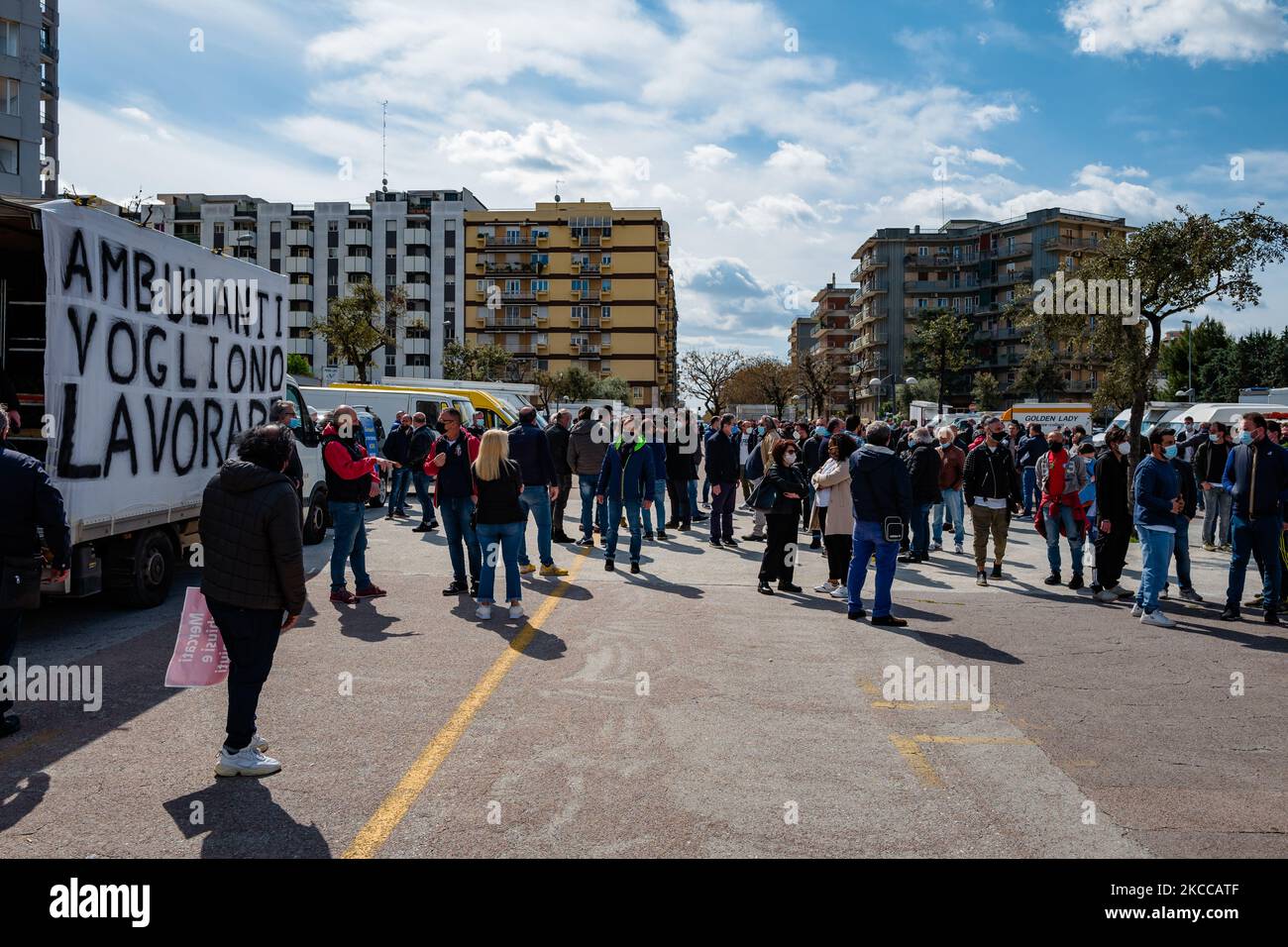 Venditori ambulanti durante la protesta su Piazzale Lorusso a Bari il 6 aprile 2021. I venditori ambulanti hanno manifestato in tutta la Puglia, partendo da Bari, con una protesta sit-in su Piazzale Lorusso. Ci sono 16 imprese commerciali coinvolte, che si considerano "molestate e umiliate dalle politiche malvagie” e trattate come un "capro espiatorio per il contagio”. A Bari, circa 300 camion sono stati messi in coda per la città fino a quando non si sono fermati al sit-in. I venditori ambulanti denunciano di essere stati "deligati sia dal governo centrale che da quello regionale”. (Foto di Davide Pischettola/NurPho Foto Stock