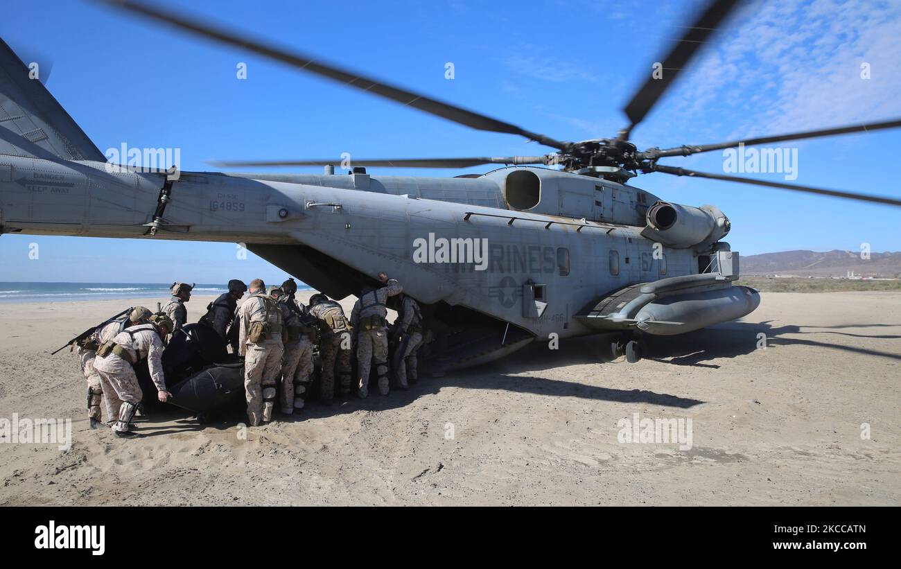 I Marines degli Stati Uniti caricano un'imbarcazione da combattimento che raiding la gomma in uno stallone marittimo CH-53 per le operazioni di helocast. Foto Stock