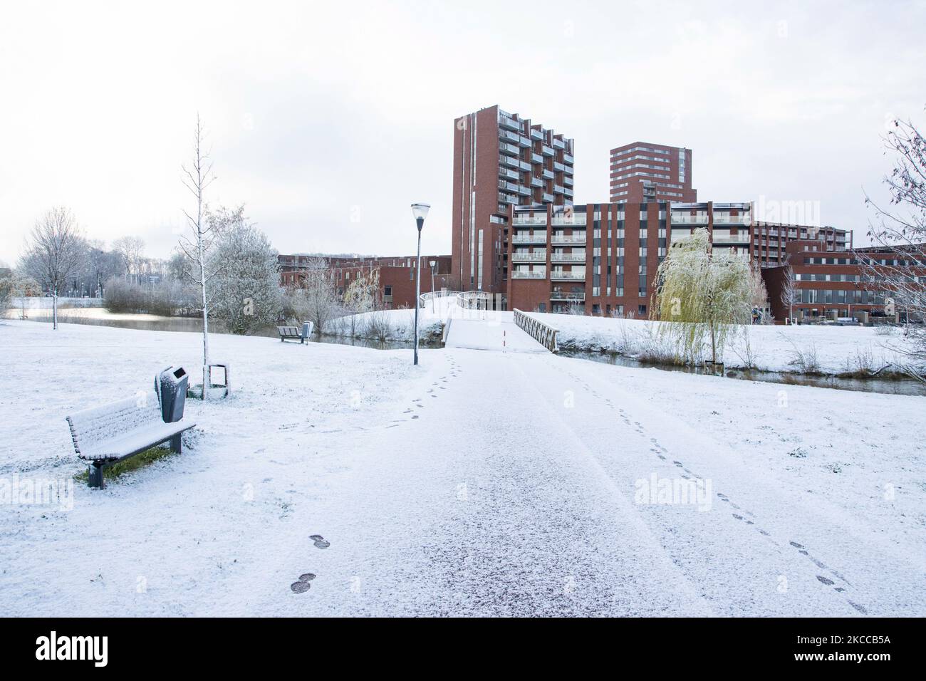Zona residenziale coperta di neve. I Paesi Bassi si svegliano innevati dopo un'intensa nevicata mattutina, un evento di bizzarro per aprile. Il secondo giorno di basse temperature e nevicate nei Paesi Bassi dopo il lunedì di Pasqua Bianca con un significativo calo di temperatura, raggiungendo il punto di congelamento secondo l'agenzia meteorologica olandese KNMI rendendo il lunedì di Pasqua uno dei giorni più freddi mai registrati con basse temperature. Oltre alla neve, grandine e alta velocità forte vento ghiacciato si è verificato. Il KNMI ha emesso un codice giallo avvertimento meteo per Lunedi sera, dicendo che ci saranno forti venti Foto Stock