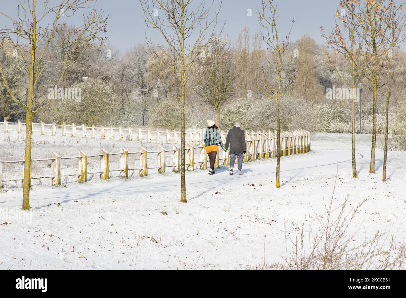 Persone fuori nella neve. I Paesi Bassi si svegliano innevati dopo un'intensa nevicata mattutina, un evento di bizzarro per aprile. Il secondo giorno di basse temperature e nevicate nei Paesi Bassi dopo il lunedì di Pasqua Bianca con un significativo calo di temperatura, raggiungendo il punto di congelamento secondo l'agenzia meteorologica olandese KNMI rendendo il lunedì di Pasqua uno dei giorni più freddi mai registrati con basse temperature. Oltre alla neve, grandine e alta velocità forte vento ghiacciato si è verificato. Il KNMI ha emesso un codice giallo avvertimento meteo per Lunedi sera, dicendo che ci saranno forti venti e. Foto Stock