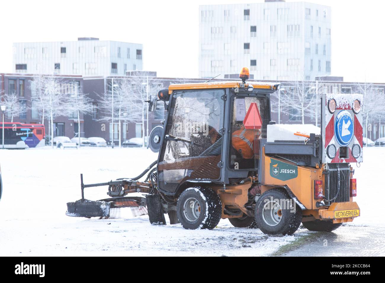 Veicoli di servizio che puliscono la neve dalle strade. I Paesi Bassi si svegliano innevati dopo un'intensa nevicata mattutina, un evento di bizzarro per aprile. Il secondo giorno di basse temperature e nevicate nei Paesi Bassi dopo il lunedì di Pasqua Bianca con un significativo calo di temperatura, raggiungendo il punto di congelamento secondo l'agenzia meteorologica olandese KNMI rendendo il lunedì di Pasqua uno dei giorni più freddi mai registrati con basse temperature. Oltre alla neve, grandine e alta velocità forte vento ghiacciato si è verificato. Il KNMI ha emesso un codice giallo avvertimento meteo per Lunedi sera, dicendo lì w Foto Stock