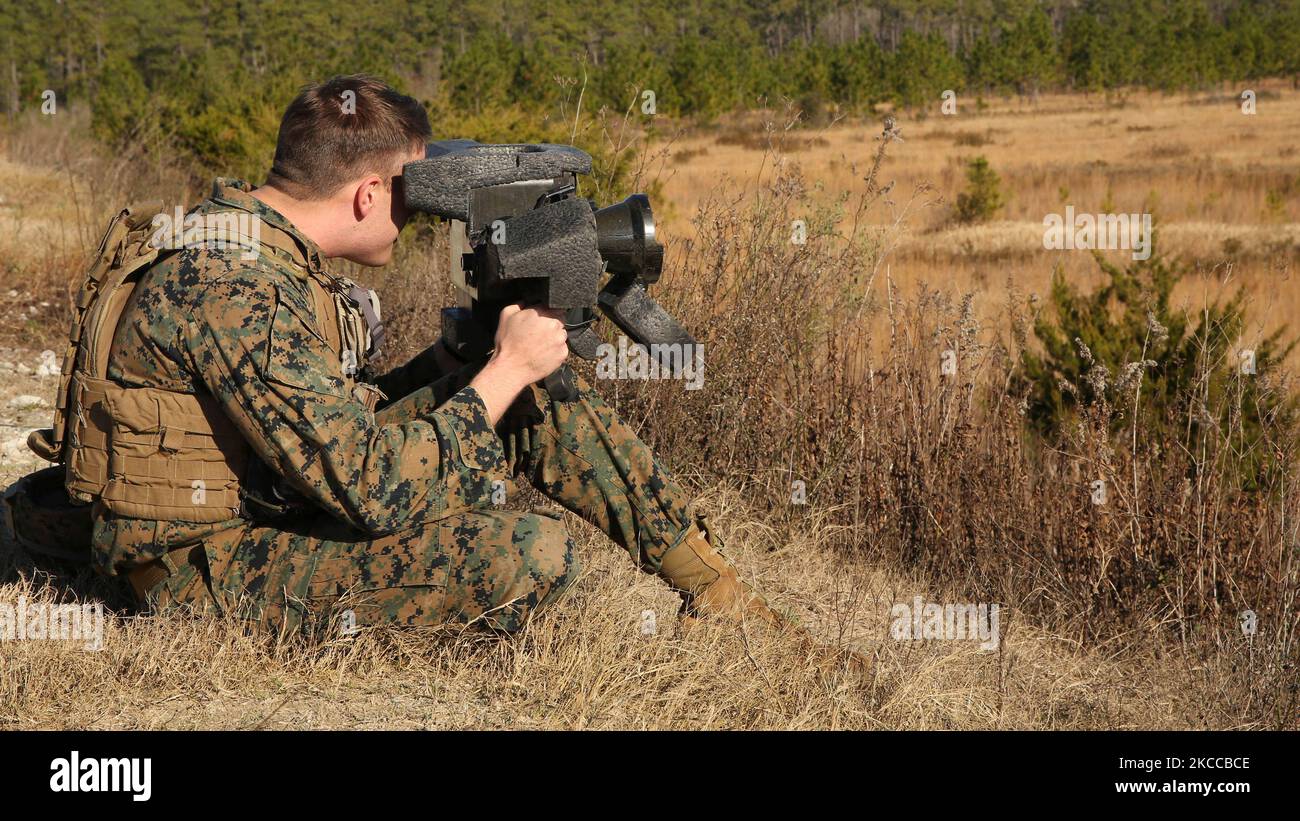 Un missileman anti-serbatoio si azzera nel sistema di puntamento per un FGM-148 Javelin. Foto Stock