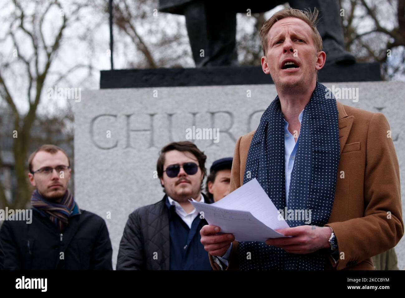 Il leader del Partito di recupero e il candidato sindaco di Londra Laurence Fox presenta il suo manifesto elettorale alla statua di Winston Churchill in Parliament Square a Londra, Inghilterra, il 7 aprile 2021. Il sindaco di Londra sarà votato il mese prossimo, il 6 maggio, in concomitanza con le elezioni per l'Assemblea di Londra e altre elezioni locali in tutta l'Inghilterra, rinviate dal 2020 a causa della pandemia di coronavirus. Il sindaco in carica Sadiq Khan del partito laburista corre per un secondo mandato, con il suo principale rivale il candidato del partito conservatore Shaun Bailey. (Foto di David Cliff/NurPhoto) Foto Stock