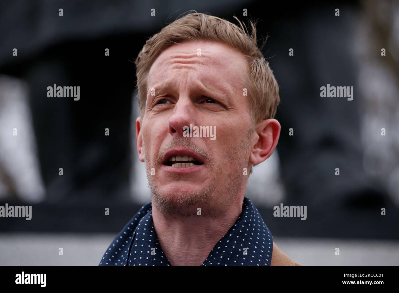 Il leader del Partito di recupero e il candidato sindaco di Londra Laurence Fox presenta il suo manifesto elettorale alla statua di Winston Churchill in Parliament Square a Londra, Inghilterra, il 7 aprile 2021. Il sindaco di Londra sarà votato il mese prossimo, il 6 maggio, in concomitanza con le elezioni per l'Assemblea di Londra e altre elezioni locali in tutta l'Inghilterra, rinviate dal 2020 a causa della pandemia di coronavirus. Il sindaco in carica Sadiq Khan del partito laburista corre per un secondo mandato, con il suo principale rivale il candidato del partito conservatore Shaun Bailey. (Foto di David Cliff/NurPhoto) Foto Stock