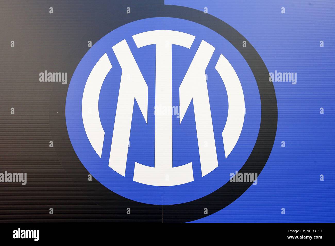 Una panoramica generale dello Stadio Giuseppe Meazza con il nuovo logo del FC Internazionale in mostra durante la Serie A match tra FC Internazionale e US Sassuolo presso lo Stadio Giuseppe Meazza il 07 aprile 2021 a Milano. Gli stadi sportivi in tutta Italia restano soggetti a rigorose restrizioni a causa del Coronavirus Pandemic, in quanto le leggi governative di allontanamento sociale vietano ai fan di entrare nei locali, con conseguente gioco a porte chiuse. (Foto di Giuseppe Cottini/NurPhoto) Foto Stock