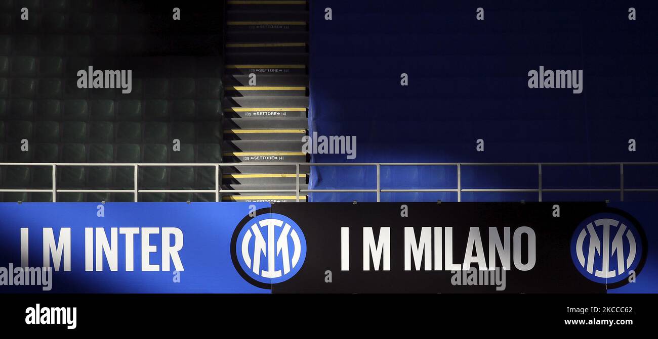 Una panoramica generale dello Stadio Giuseppe Meazza con il nuovo logo del FC Internazionale in mostra durante la Serie A match tra FC Internazionale e US Sassuolo presso lo Stadio Giuseppe Meazza il 07 aprile 2021 a Milano. Gli stadi sportivi in tutta Italia restano soggetti a rigorose restrizioni a causa del Coronavirus Pandemic, in quanto le leggi governative di allontanamento sociale vietano ai fan di entrare nei locali, con conseguente gioco a porte chiuse. (Foto di Giuseppe Cottini/NurPhoto) Foto Stock