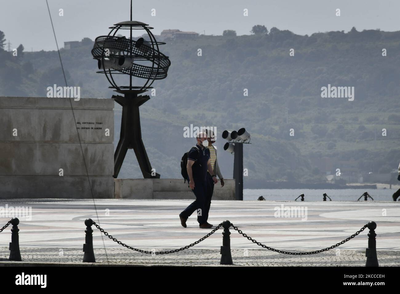 La gente pratica attività all'aperto nella zona intorno al monumento PadrÃ Dos Descobrimentos, a Lisbona. 05 aprile 2021. Il Portogallo ha registrato, in 24 ore, 4 morti per malattie e 193 nuovi positivi nei test Covid-19. I dati dell'ultimo bollettino epidemiologico, rivelato dal Dipartimento Generale della Sanità (DGS), hanno mostrato un accumulo di 16.879 morti e 823.335 infezioni. (Foto di Jorge Mantilla/NurPhoto) Foto Stock