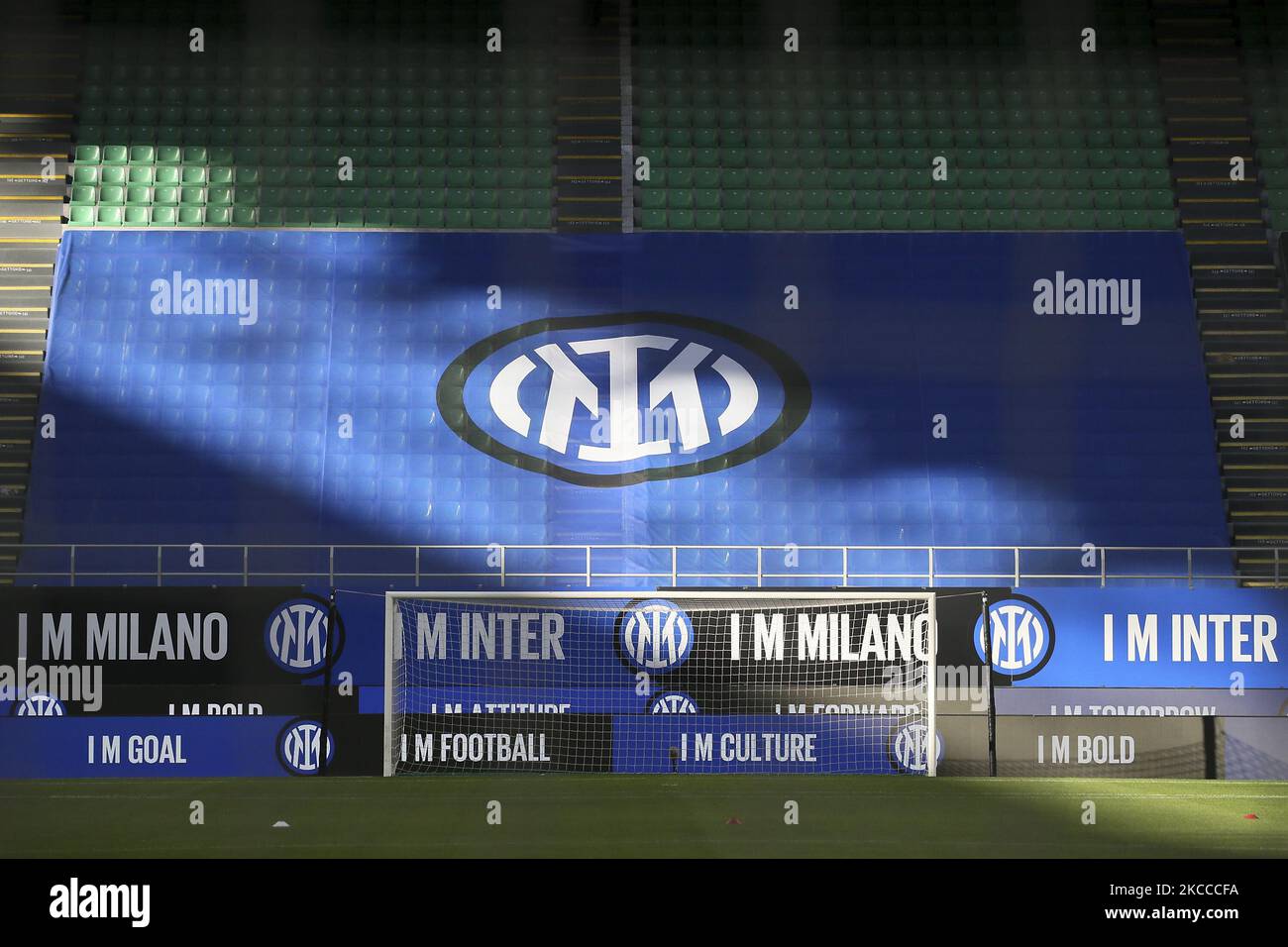Una panoramica generale dello Stadio Giuseppe Meazza con il nuovo logo del FC Internazionale in mostra durante la Serie A match tra FC Internazionale e US Sassuolo presso lo Stadio Giuseppe Meazza il 07 aprile 2021 a Milano. Gli stadi sportivi in tutta Italia restano soggetti a rigorose restrizioni a causa del Coronavirus Pandemic, in quanto le leggi governative di allontanamento sociale vietano ai fan di entrare nei locali, con conseguente gioco a porte chiuse. (Foto di Giuseppe Cottini/NurPhoto) Foto Stock