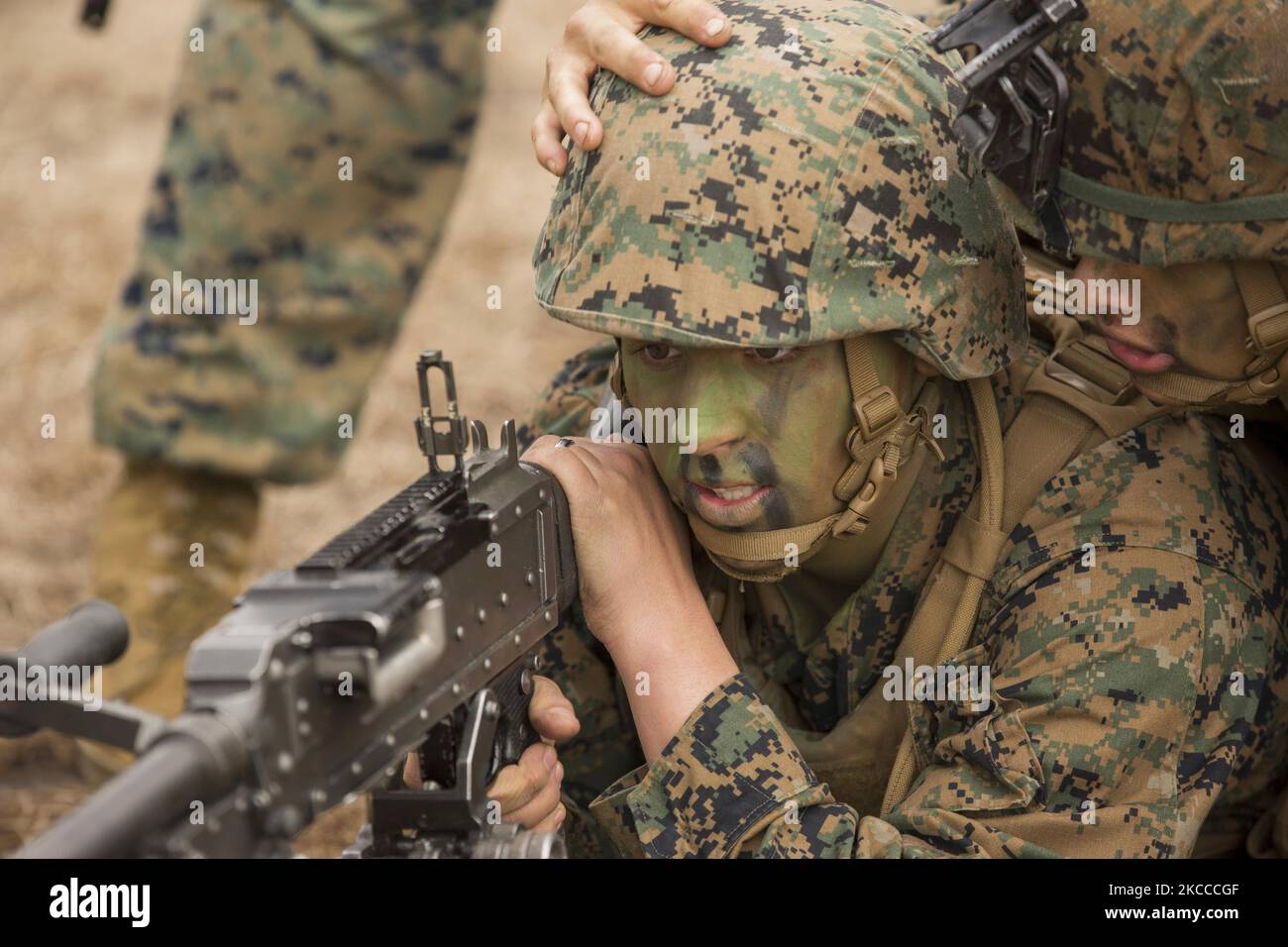 U.S. Marine guarda attraverso la vista della sua mitragliatrice M240B. Foto Stock