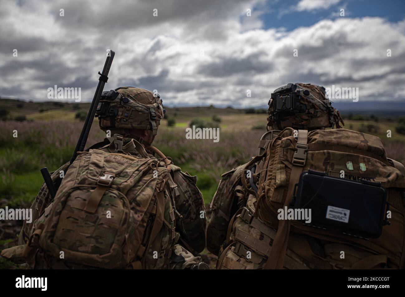 Soldati dell'esercito degli Stati Uniti da 1st battaglione di fanteria, 21st reggimento di fanteria, 2nd squadra di combattimento della Brigata di Fanteria, 25th Divisione di Fanteria, conduce operazioni di convoglio sui campi di addestramento di Pohakulua, 31 ottobre 2022. Il Joint Pacific Multinational Readiness Center 23-01 è un centro regionale di addestramento al combattimento (CTC) a rotazione che costruisce la preparazione al combattimento nella divisione Americas Pacific ed è un modo fondamentale per le forze armate di impegnarsi in un ambiente congiunto con i nostri alleati e partner regionali. (STATI UNITI Foto dell'esercito di Sgt. Daniel proprio, 25th° Divisione fanteria) Foto Stock