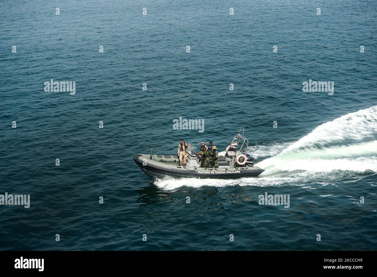 I marinai statunitensi e i marines spagnoli effettuano piccole operazioni in barca. Foto Stock