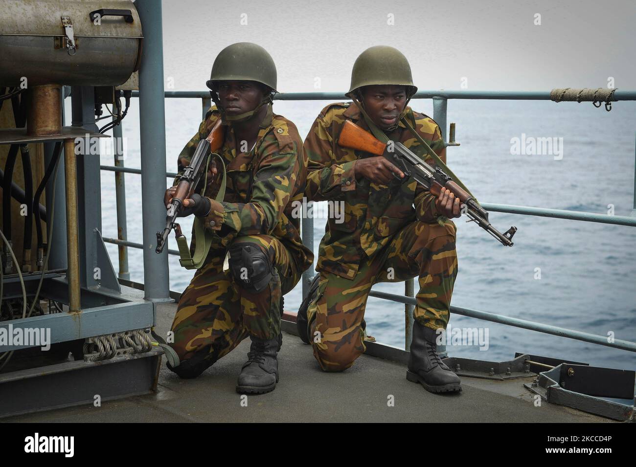 I membri della squadra di imbarco togolese forniscono sicurezza a bordo di una nave della Marina tedesca. Foto Stock