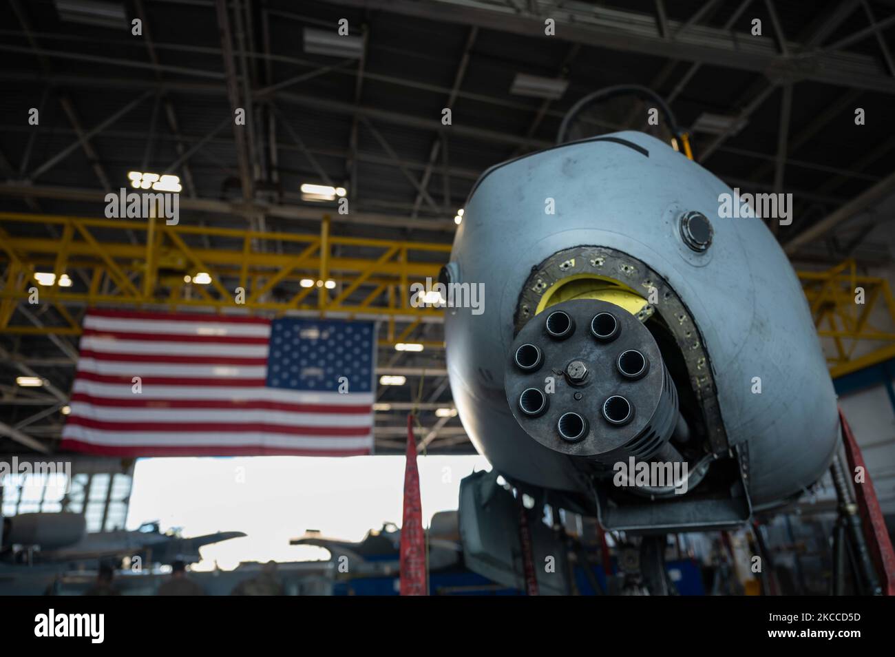 Un Air Force A-10 Thunderbolt II degli Stati Uniti assegnato allo Squadron Fighter Generation 357th è presente nell'appendiabiti DI FASE dello Squadron Equipment Maintenance 355th presso la base dell'aeronautica militare Davis-Monthan, Arizona, 11 ottobre 2022. Dopo aver volato migliaia di tristezze di addestramento e missione nell'arco di 20 - 30 anni, questo A-10 ha ricevuto una nuova serie di ali. (STATI UNITI Air Force foto di Senior Airman Kaitlyn Ergish) Foto Stock