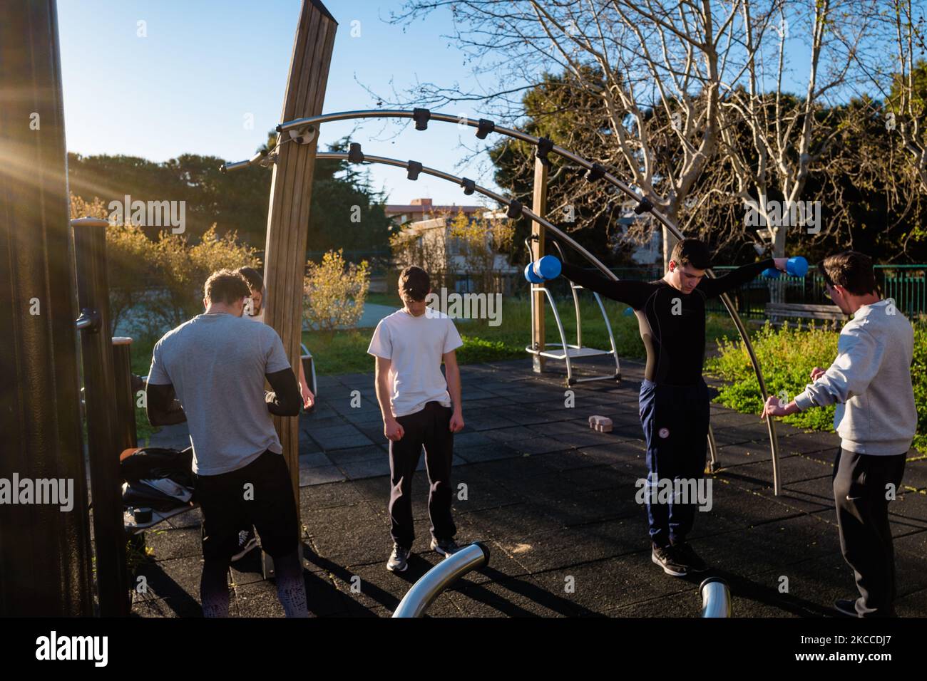 I ragazzi si allenano all'aperto in un parco pubblico a Molfetta il 8 aprile 2021. il 47% degli studenti non ha mai giocato a sport da quando è iniziata la pandemia, mentre tra il restante 53% che non ha dato vita all'attività fisica, il 16% fa sport una volta alla settimana, mentre il 44% anche ogni giorno . Il parere di 22.000 studenti è testato dallo ScuolaZoo, e lo studio mostra quindi che quasi 1 studenti su 2 non hanno mai giocato a sport dal marzo dello scorso anno. Nonostante i dati, il 81 per cento degli interessati è ancora convinto che lo sport sia utile e necessario. Il 33% dice di aver adattato facendo esercizi a casa, mentre il 25% fa sport all'aperto.The Foto Stock