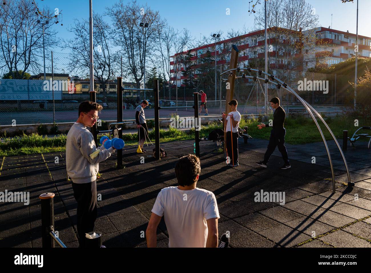 I ragazzi si allenano all'aperto in un parco pubblico a Molfetta il 8 aprile 2021. il 47% degli studenti non ha mai giocato a sport da quando è iniziata la pandemia, mentre tra il restante 53% che non ha dato vita all'attività fisica, il 16% fa sport una volta alla settimana, mentre il 44% anche ogni giorno . Il parere di 22.000 studenti è testato dallo ScuolaZoo, e lo studio mostra quindi che quasi 1 studenti su 2 non hanno mai giocato a sport dal marzo dello scorso anno. Nonostante i dati, il 81 per cento degli interessati è ancora convinto che lo sport sia utile e necessario. Il 33% dice di aver adattato facendo esercizi a casa, mentre il 25% fa sport all'aperto.The Foto Stock