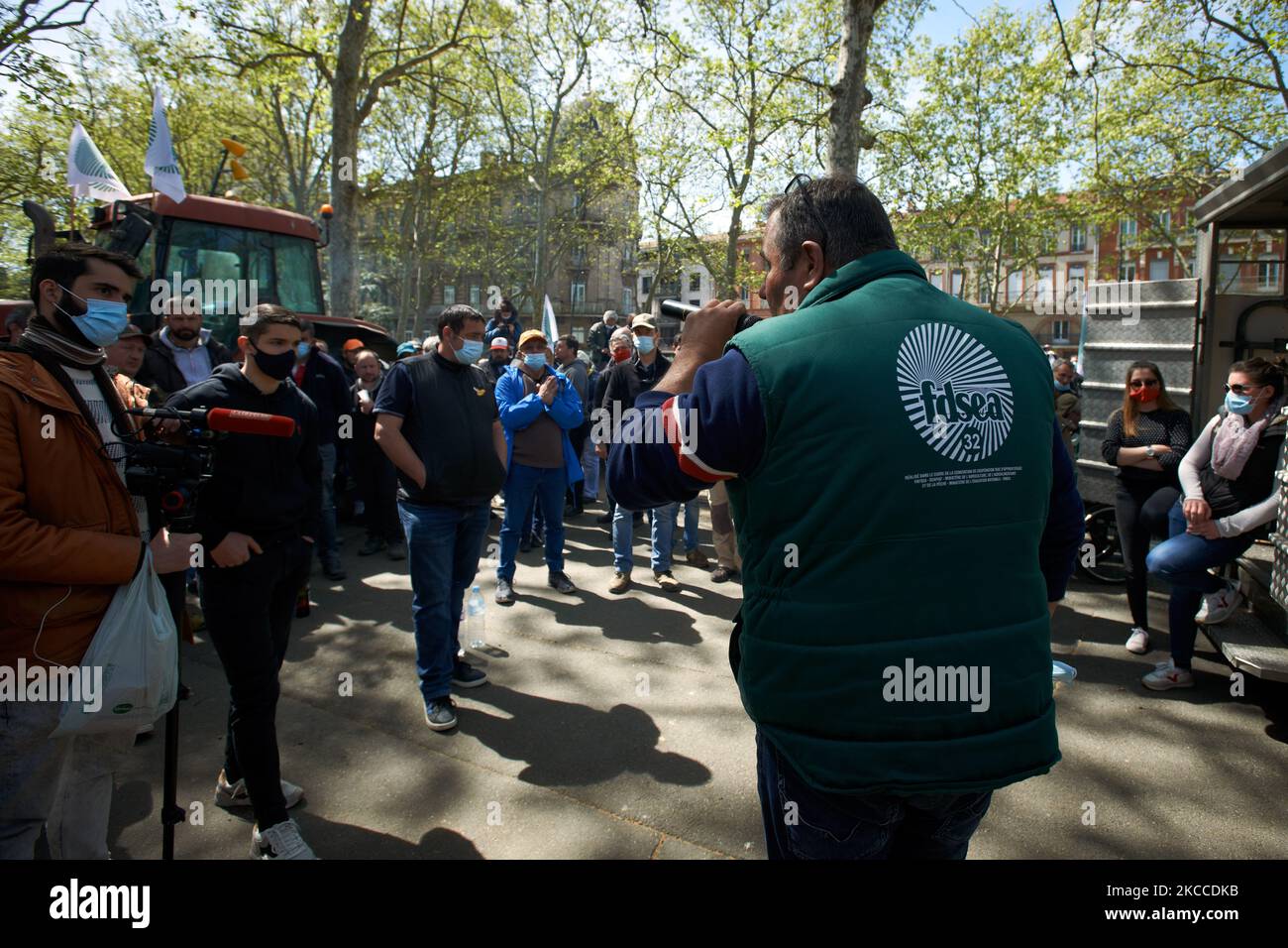 Parla un unionista della FDSEA. Diverse centinaia di agricoltori si sono riuniti a Tolosa con i loro trattori e con il letame per protestare contro i negoziati a Bruxelles sulla politica agricola comune 2023. La manifestazione è stata convocata dal principale sindacato agricolo, la FNSEA, e dalle sue controllate, la FDSEA e la JA (Jeunes Agriculteurs ie Young Farmers). Gli agricoltori sono anche preoccupati per l'ecologia, in quanto affermano che i nuovi regolamenti li bloccheranno a svolgere correttamente il proprio lavoro: Ad esempio, devono tenere una striscia senza utilizzare biocidi (pesticidi, infestanti, ecc.) per proteggere i vicini. Inoltre c Foto Stock