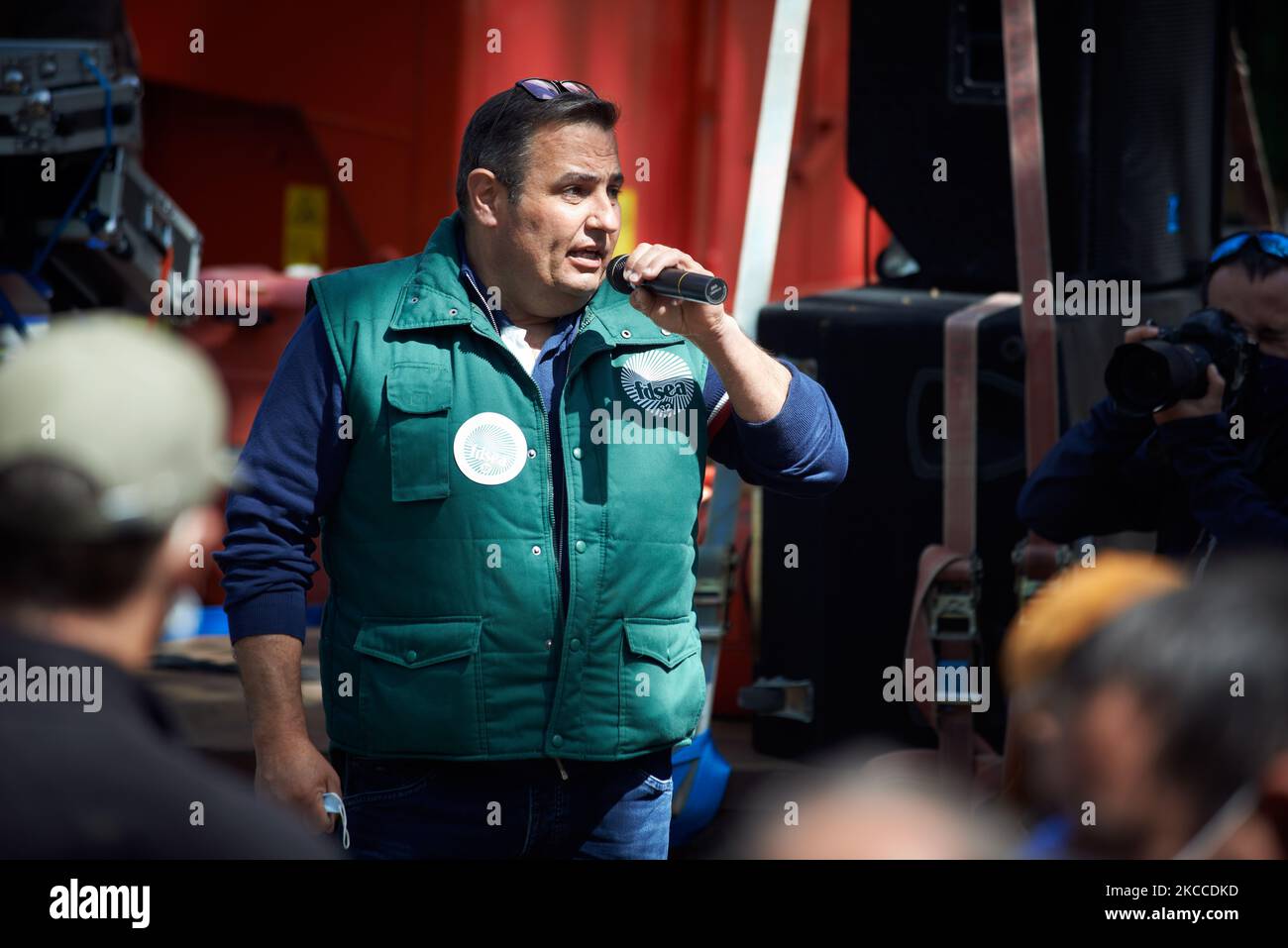 Parla un unionista della FDSEA. Diverse centinaia di agricoltori si sono riuniti a Tolosa con i loro trattori e con il letame per protestare contro i negoziati a Bruxelles sulla politica agricola comune 2023. La manifestazione è stata convocata dal principale sindacato agricolo, la FNSEA, e dalle sue controllate, la FDSEA e la JA (Jeunes Agriculteurs ie Young Farmers). Gli agricoltori sono anche preoccupati per l'ecologia, in quanto affermano che i nuovi regolamenti li bloccheranno a svolgere correttamente il proprio lavoro: Ad esempio, devono tenere una striscia senza utilizzare biocidi (pesticidi, infestanti, ecc.) per proteggere i vicini. Inoltre c Foto Stock