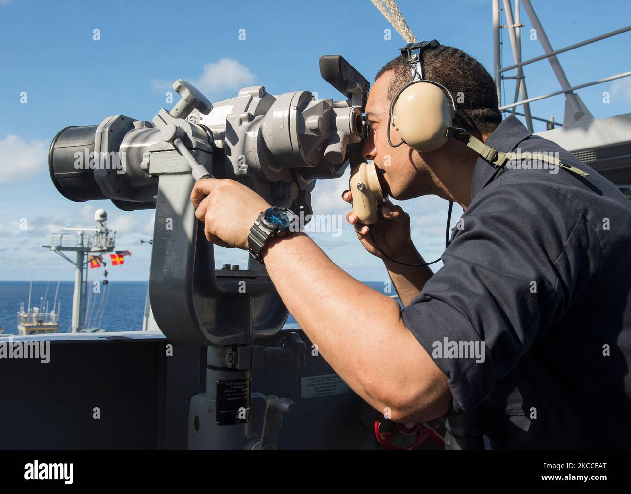 Un Sailor scansiona l'orizzonte dalla portaerei USS Carl Vinson. Foto Stock