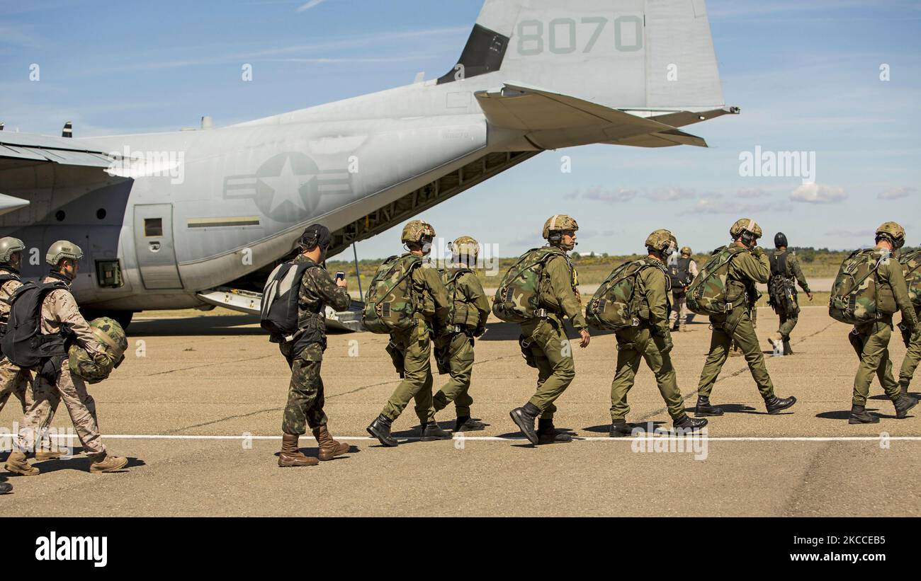 Una squadra multinazionale di paracadutisti saliva a bordo di un aereo KC-130J. Foto Stock