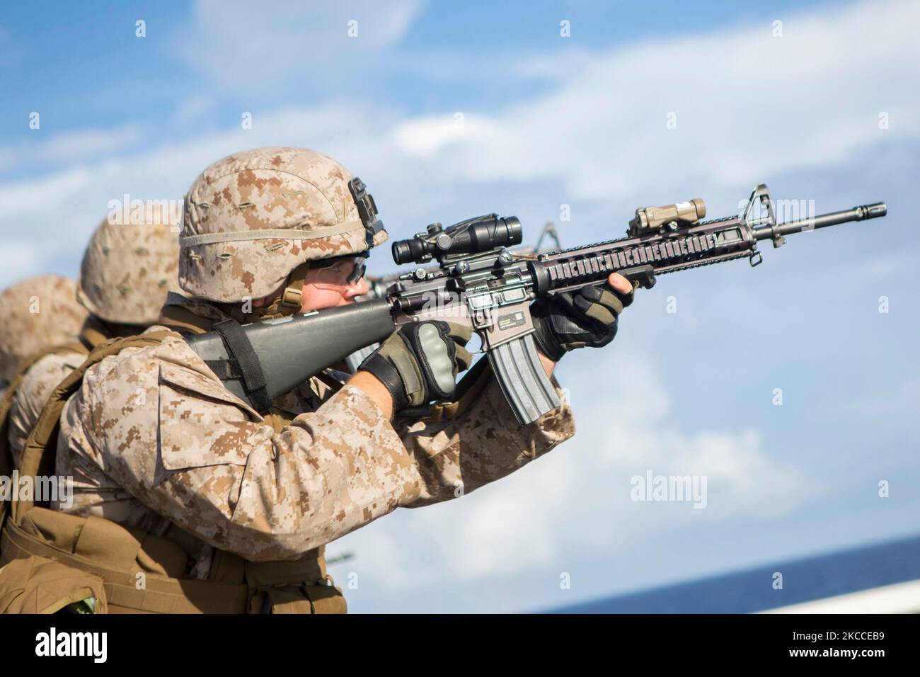 I Marines degli Stati Uniti conducono un'esercitazione di fuoco dal vivo sul ponte di volo di USS Green Bay. Foto Stock