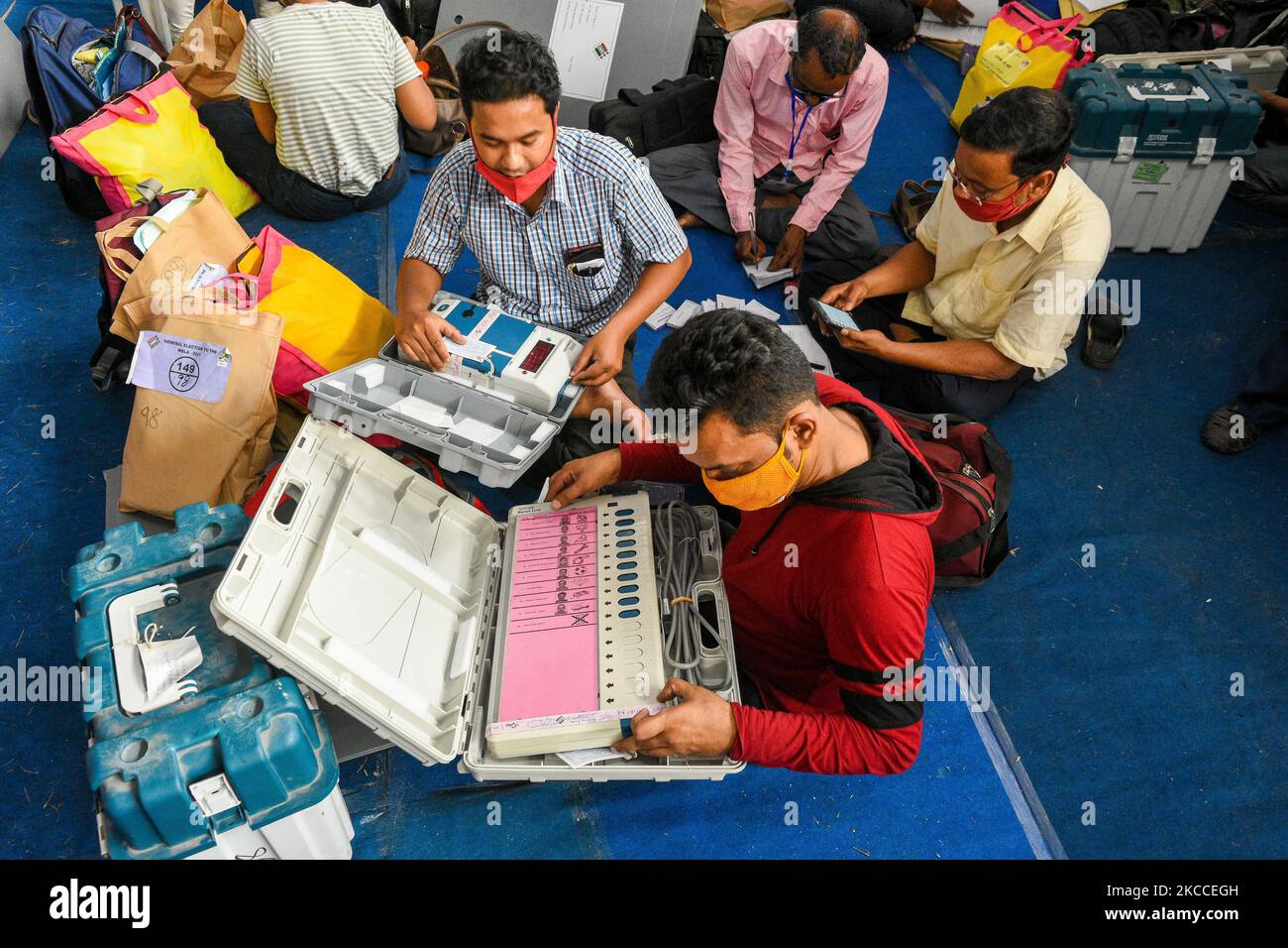 Un poliziotto che controlla una macchina elettronica di voto in una casa sicura prima della 4th fase delle elezioni dell'Assemblea del Bengala Occidentale a Kolkata , India , il 9 aprile 2021. (Foto di Debarchan Chatterjee/NurPhoto) Foto Stock