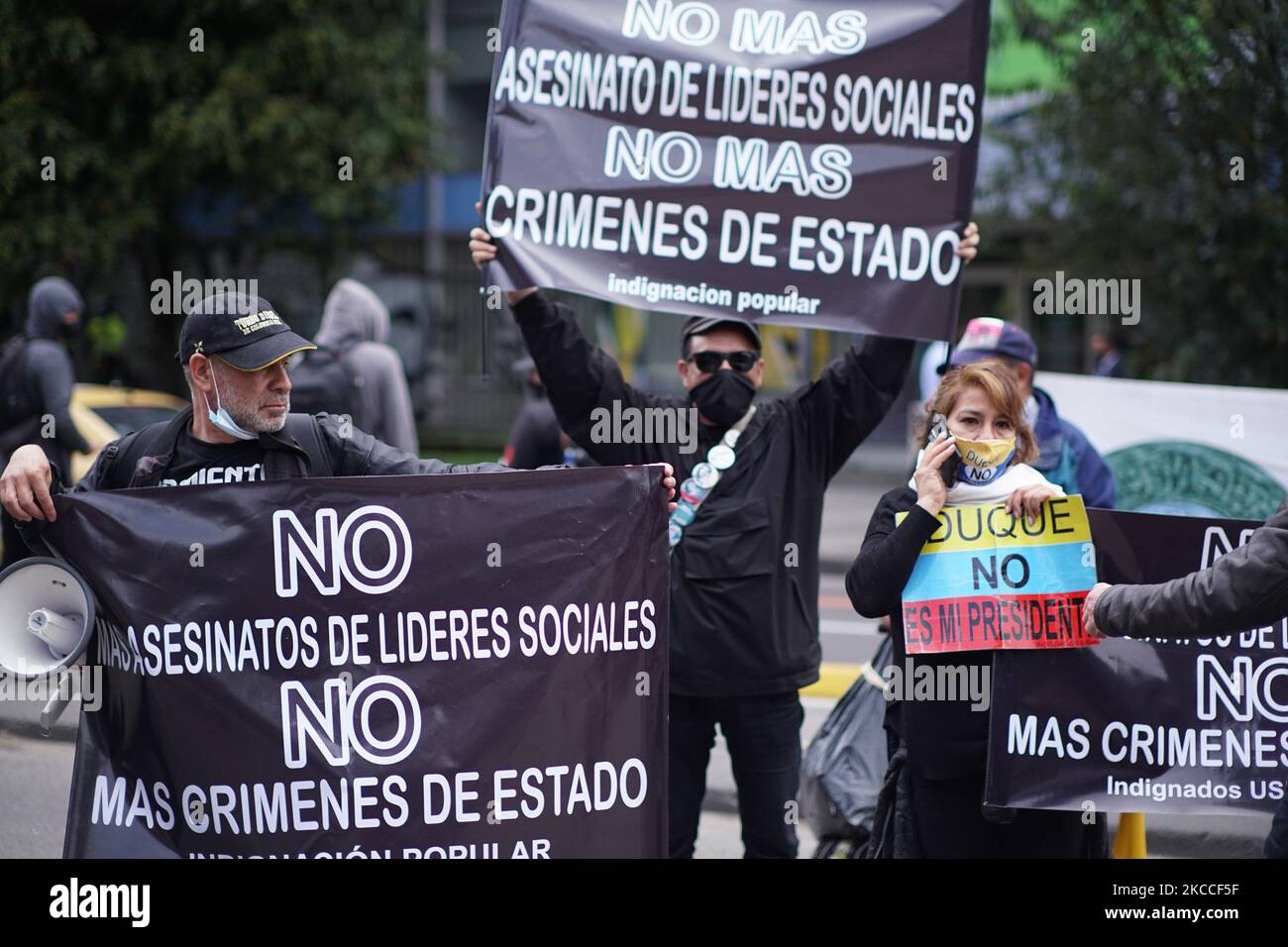 Due persone hanno un segno che dice ''non più omicidio di leader sociali. Non ci sono più crimini di Stato?, in occasione della protesta del 9 aprile 2021 a Bogotà, in Colombia, in occasione della giornata internazionale delle vittime. (Foto di Daniel Garzon Herazo/NurPhoto) Foto Stock