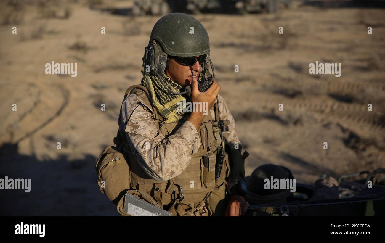 Un Marine degli Stati Uniti comunica con la Fellow Marine. Foto Stock