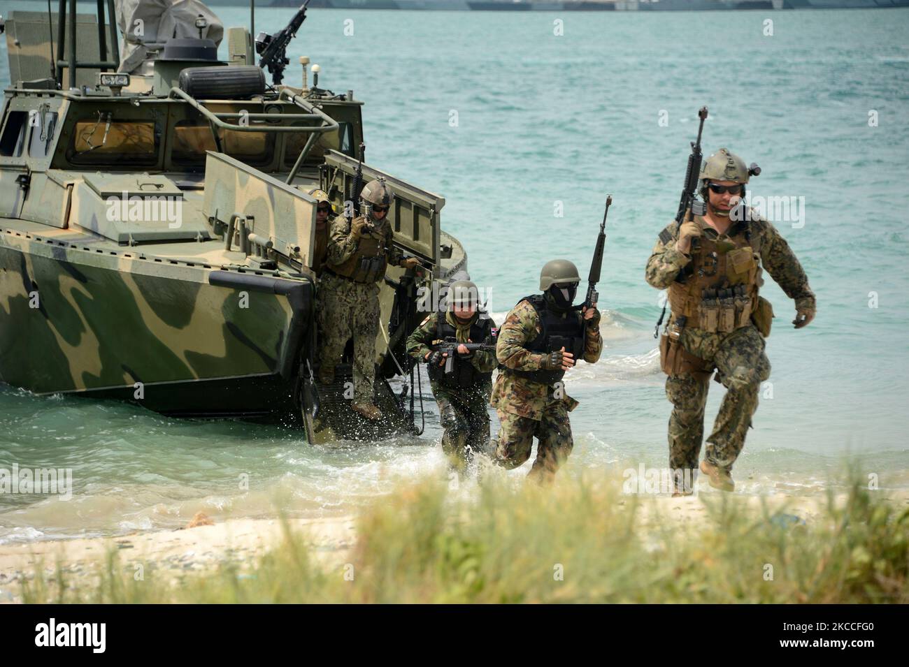 I marinai della Marina degli Stati Uniti e i membri della Royal Thai Navy conducono un inserimento in spiaggia. Foto Stock