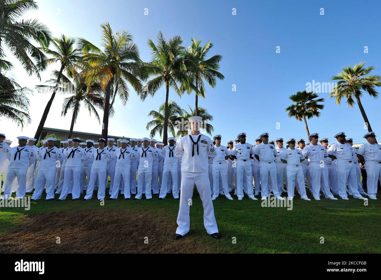 I marinai si trovano in una parata di riposo a Oint base Pearl Harbor-Hickam, Hawaii. Foto Stock