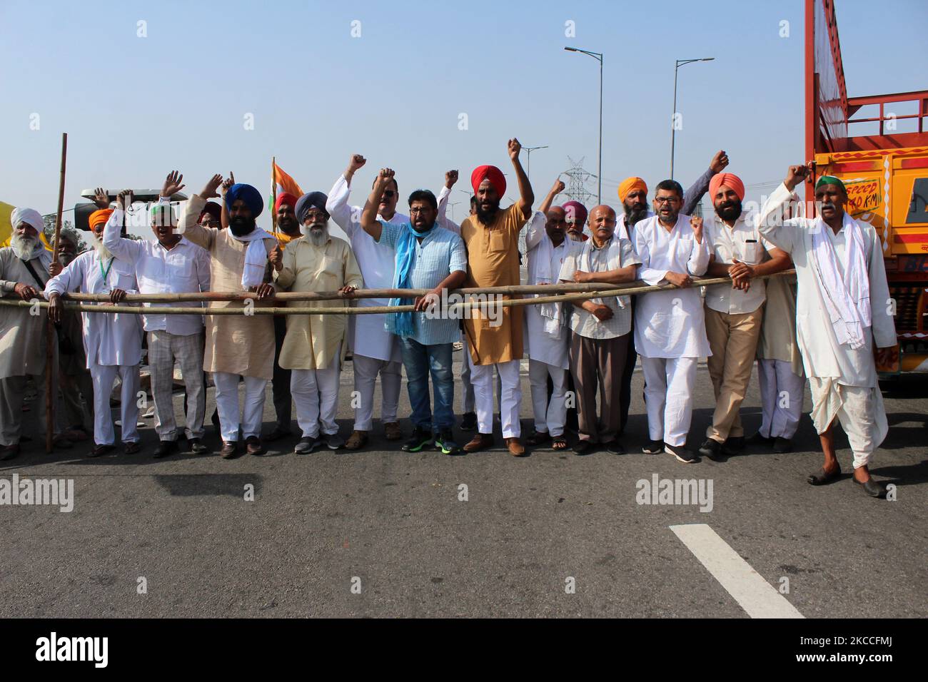 Gli agricoltori urlano slogan durante un blocco di 24 ore della KMP Expressway (Kundli–Manesar–Palwal) come parte delle loro proteste in corso contro le tre riforme agricole a Dasna a Ghaziabad, in India, il 10 aprile 2021. (Foto di Mayank Makhija/NurPhoto) Foto Stock