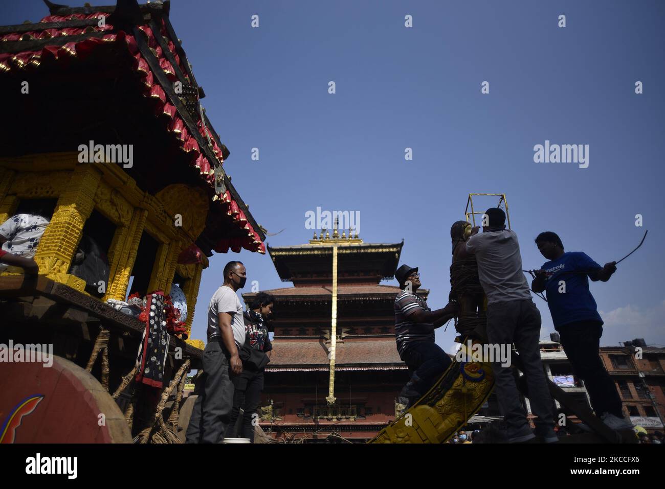 I devoti nepalesi organizzano il carro per la processione il primo giorno del Biska o del Bisket Jatra a Taumadi, Bhaktapur, Nepal, sabato. Aprile 10, 2021. Il Biska o Bisket Jatra è un festival della durata di una settimana celebrato durante la pandemia di Bhaktapur durante la celebrazione del Capodanno nepalese. (Foto di Narayan Maharjan/NurPhoto) Foto Stock