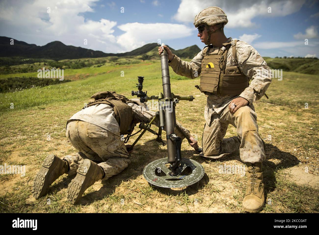Una marina statunitense carica un mortaio di 60 mm a Camp Hansen, Okinawa, Giappone. Foto Stock