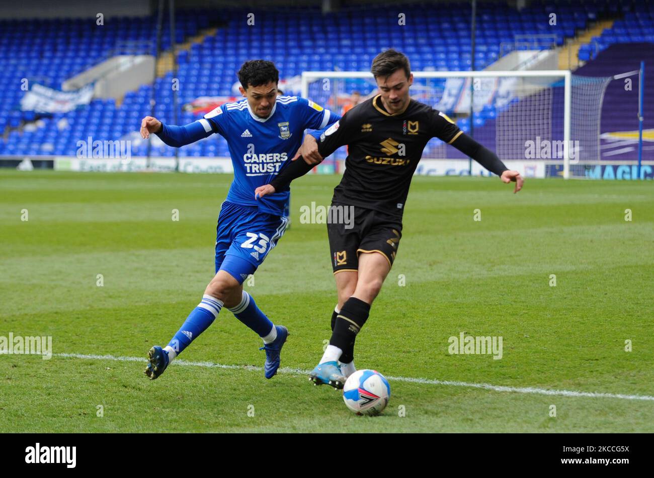 Ipswich Andre Dozzell combatte con Mk Dons Daniel Harvie durante la partita della Sky Bet League 1 tra Ipswich Town e MK Dons a Portman Road, Ipswich, Inghilterra il 10th aprile 2021. (Foto di ben Pooley/MI News/NurPhoto) Foto Stock