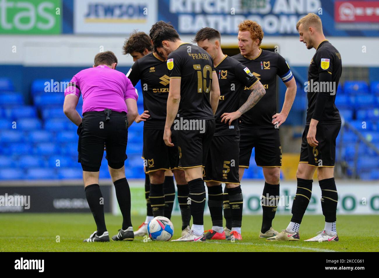 I giocatori di MK Dons si allineano per il calcio di punizione durante la partita della Sky Bet League 1 tra Ipswich Town e MK Dons a Portman Road, Ipswich, Inghilterra, il 10th aprile 2021. (Foto di ben Pooley/MI News/NurPhoto) Foto Stock