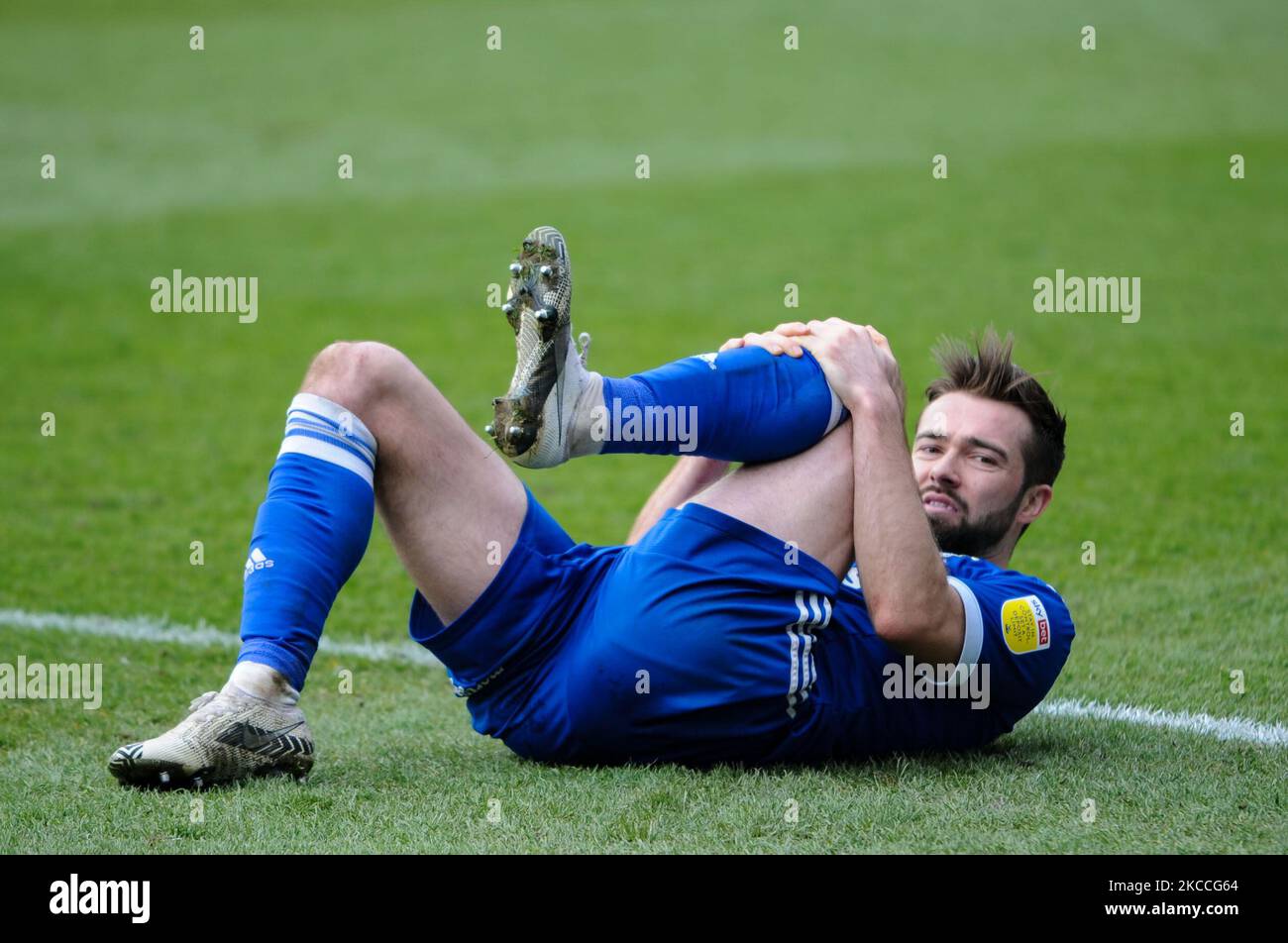 Ipswichs Gwion Edwards è rimasto ferito durante la partita della Sky Bet League 1 tra Ipswich Town e MK Dons a Portman Road, Ipswich, Inghilterra il 10th aprile 2021. (Foto di ben Pooley/MI News/NurPhoto) Foto Stock