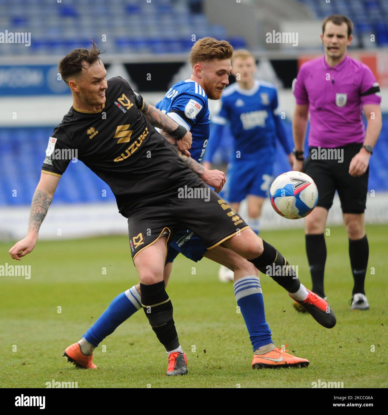 Ipswichs Teddy Bishop e Mk Dons Josh Mceachran durante la partita della Sky Bet League 1 tra Ipswich Town e MK Dons a Portman Road, Ipswich, Inghilterra il 10th aprile 2021. (Foto di ben Pooley/MI News/NurPhoto) Foto Stock