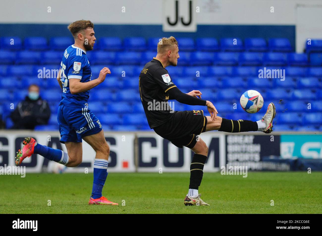 MK Dons Harry Darling si flicola sopra la testa durante la partita della Sky Bet League 1 tra Ipswich Town e MK Dons a Portman Road, Ipswich, Inghilterra il 10th aprile 2021. (Foto di ben Pooley/MI News/NurPhoto) Foto Stock