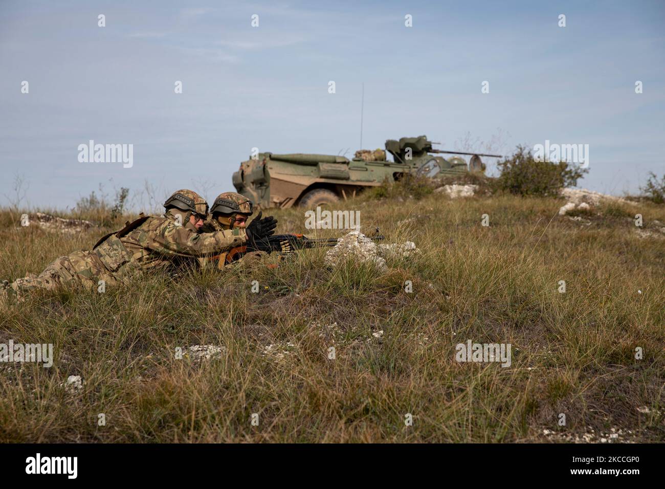 I soldati ungheresi assegnati alla Brigata di Fanteria 25th si preparano per un attacco da parte di combattenti nemici nozionali durante un esercizio di addestramento sul campo come parte dell'esercizio Brave Warrior 2022 presso la zona di addestramento centrale delle forze di difesa ungheresi, Bakony, Ungheria, 24 settembre 2022. I compiti generali della Brigata di fanteria del 25th comprendono la partecipazione alla difesa armata del paese sotto comando nazionale o alleato; la partecipazione ad aiutare i paesi membri della NATO nel quadro della difesa collettiva ai sensi dell’articolo V; la sicurezza del confine di stato in una situazione di crisi lungo i confini dell’Ungheria; la partecipazione Foto Stock