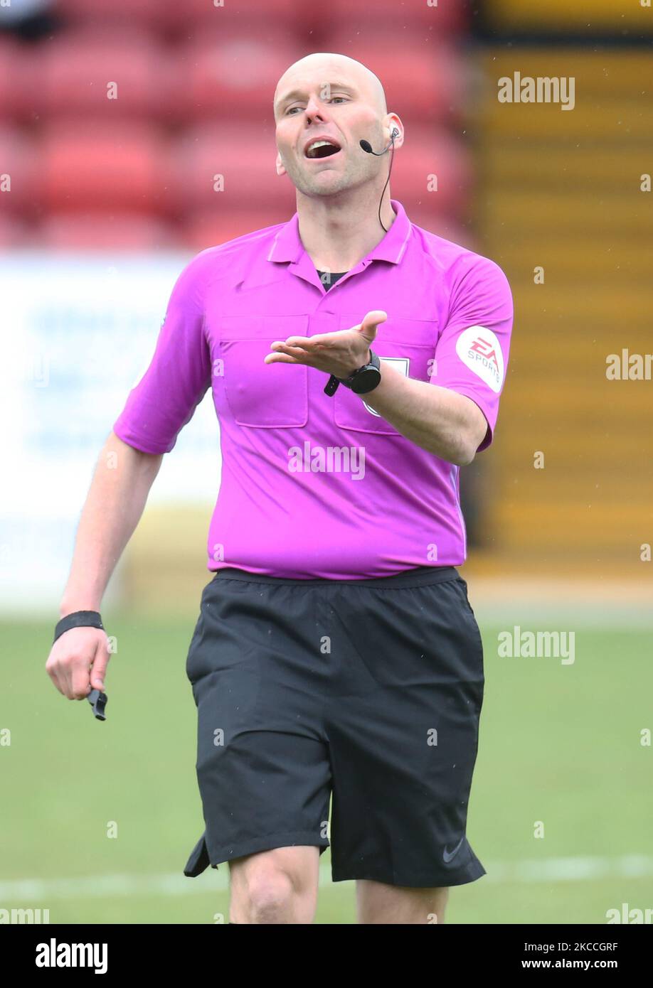 Arbitro C Breakspearduring Sky Bet League Two tra Southend United e Cawley Town al Roots Hall Stadium, Southend, Regno Unito il 10th aprile 2021. (Foto di Action Foto Sport/NurPhoto) Foto Stock